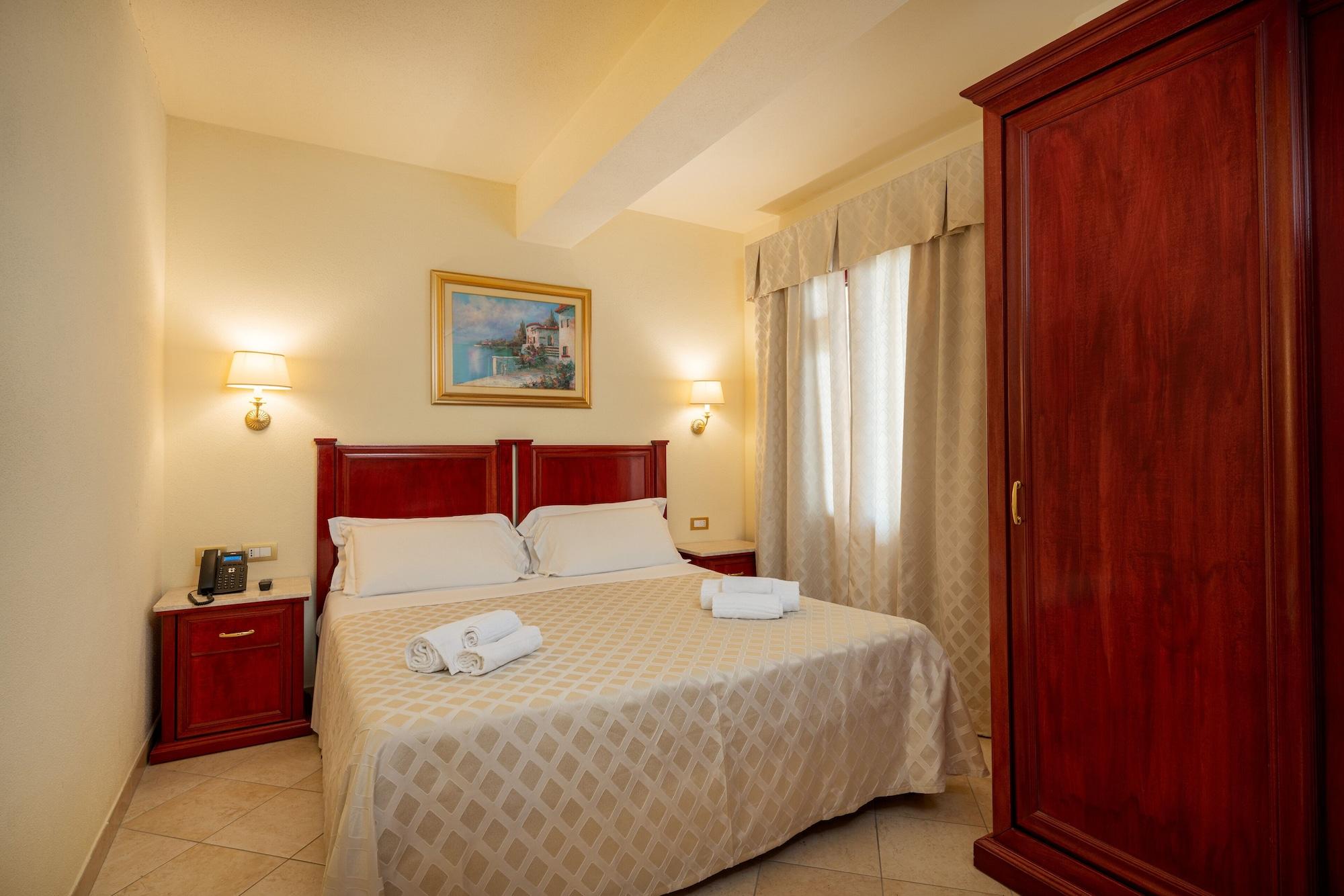 Hotel Regina Elena Olbia Exteriör bild