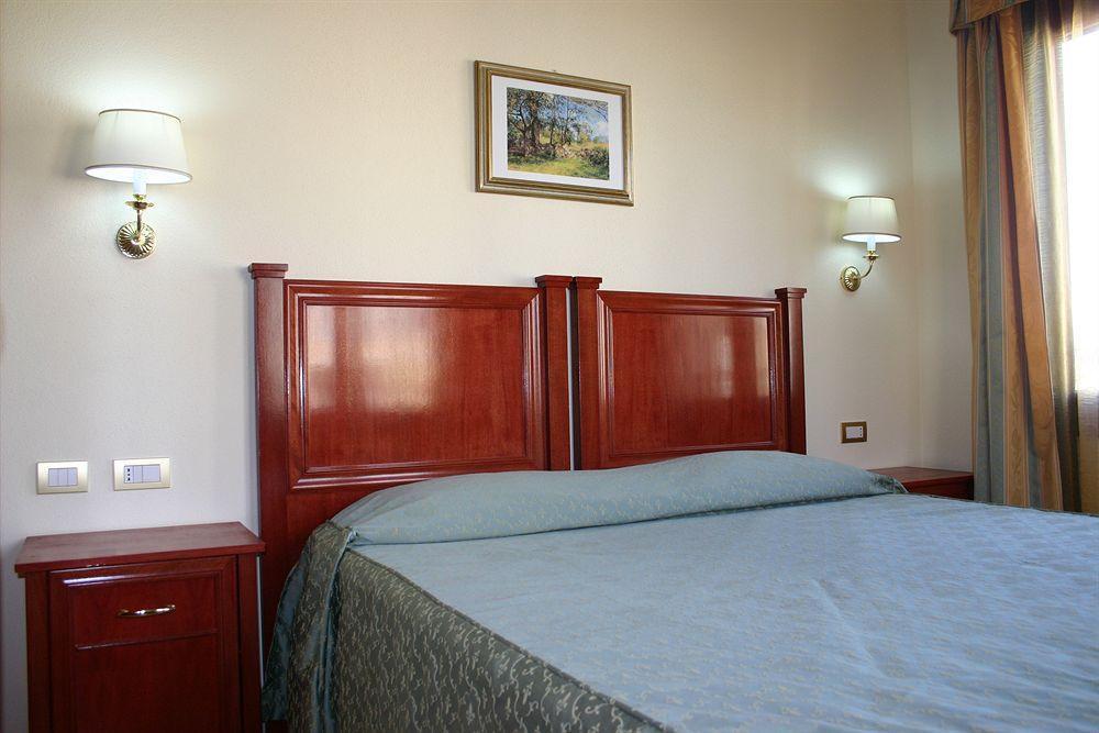 Hotel Regina Elena Olbia Exteriör bild